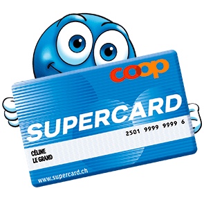 Bild: Coop Supercard-Maskottchen mit Karte in den Händen
