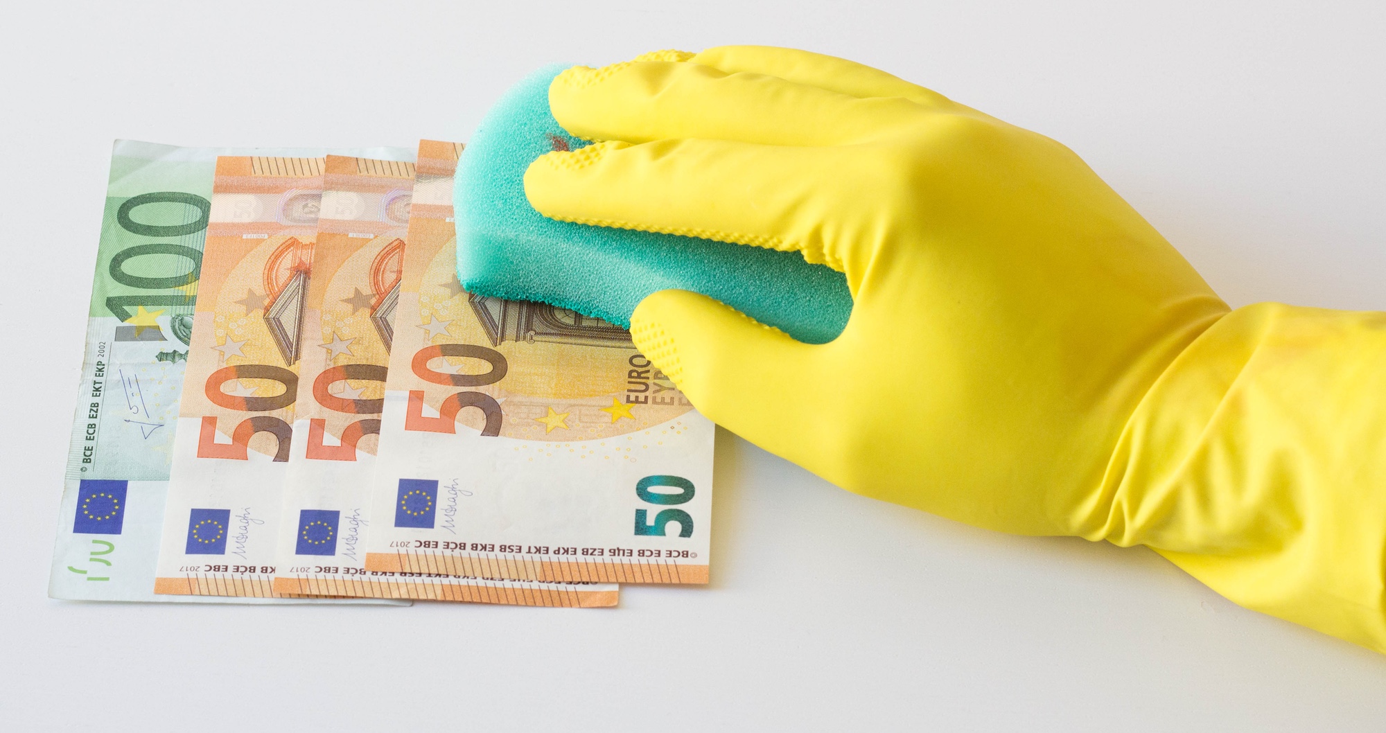 Foto: Reinigung von Euro-Banknoten mit einem Schwamm