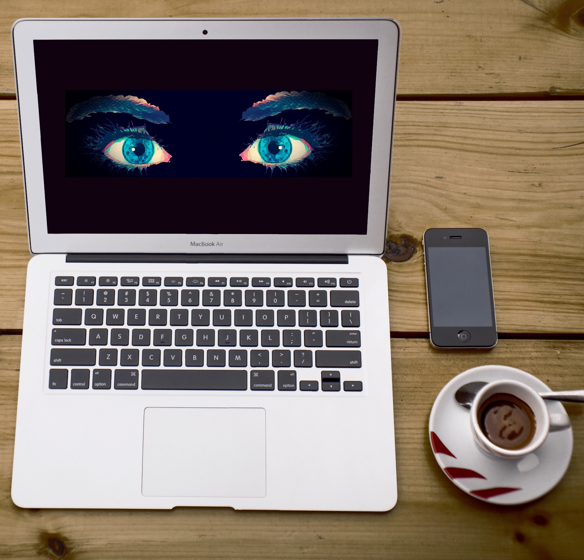 Foto: MacBook mit Bildschirm, der überwachende Augen zeigt