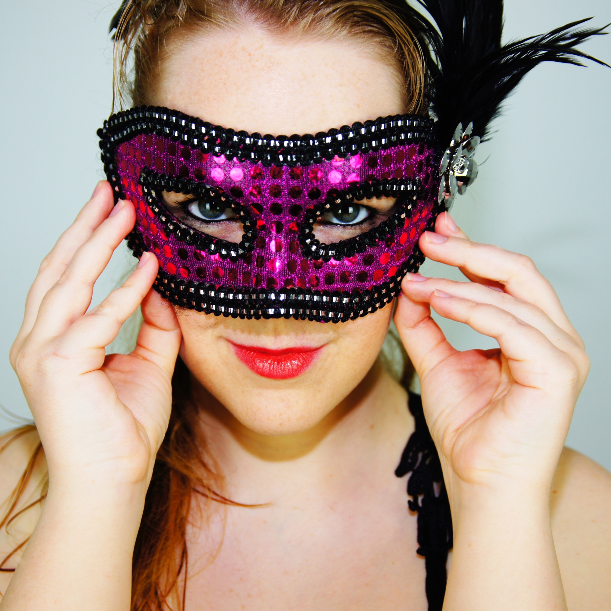 Foto: Frau, die sich eine Maske vor das Gesicht hält