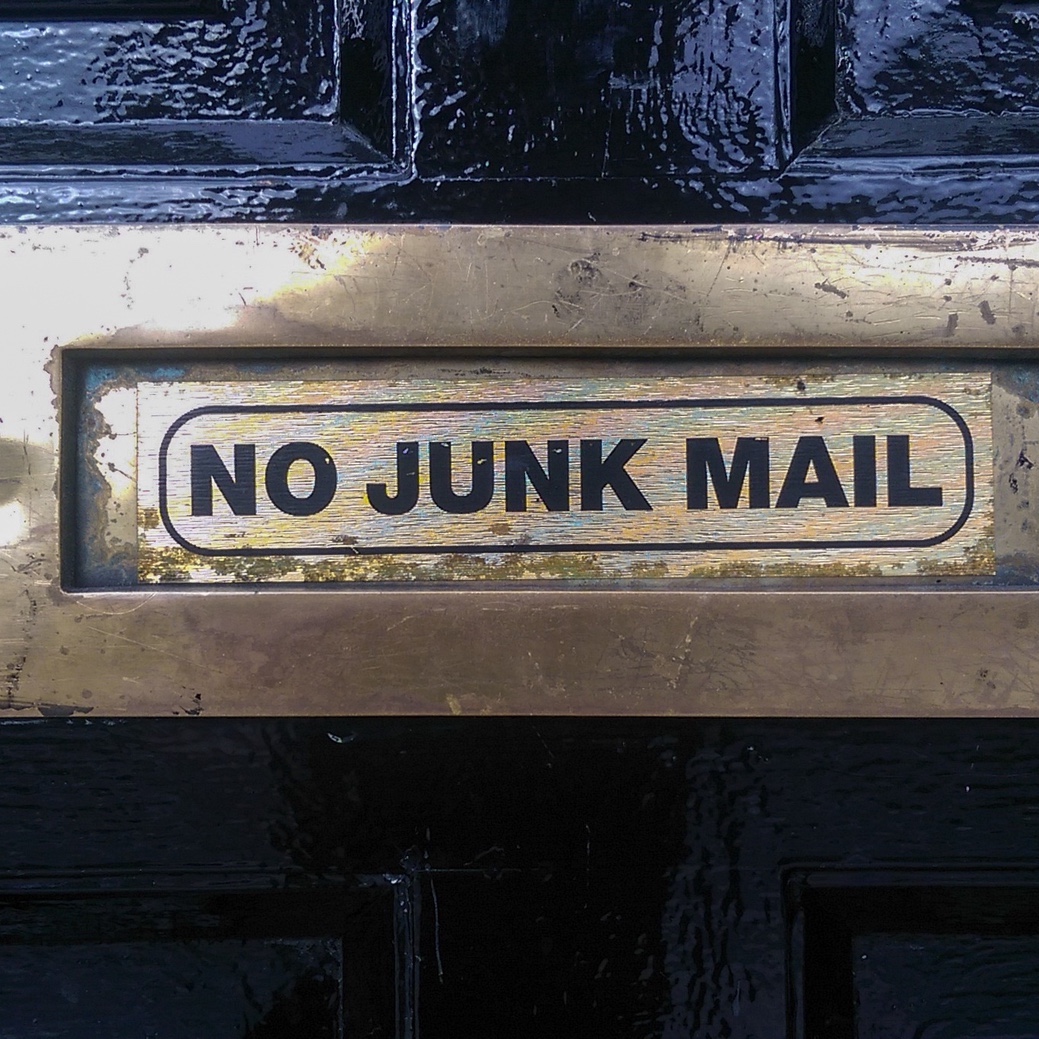 Foto: Tür-Briefkasten mit Beschriftung «NO JUNK MAIL»