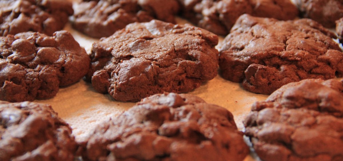 Foto: Schokoladen-Cookies auf einem Backblech