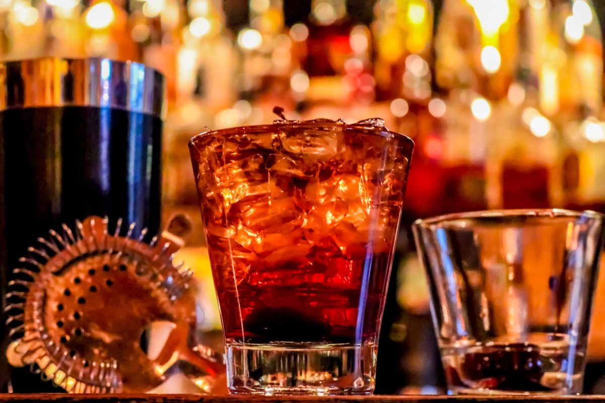 Foto: Gläser mit alkoholischen Getränken in einer Bar