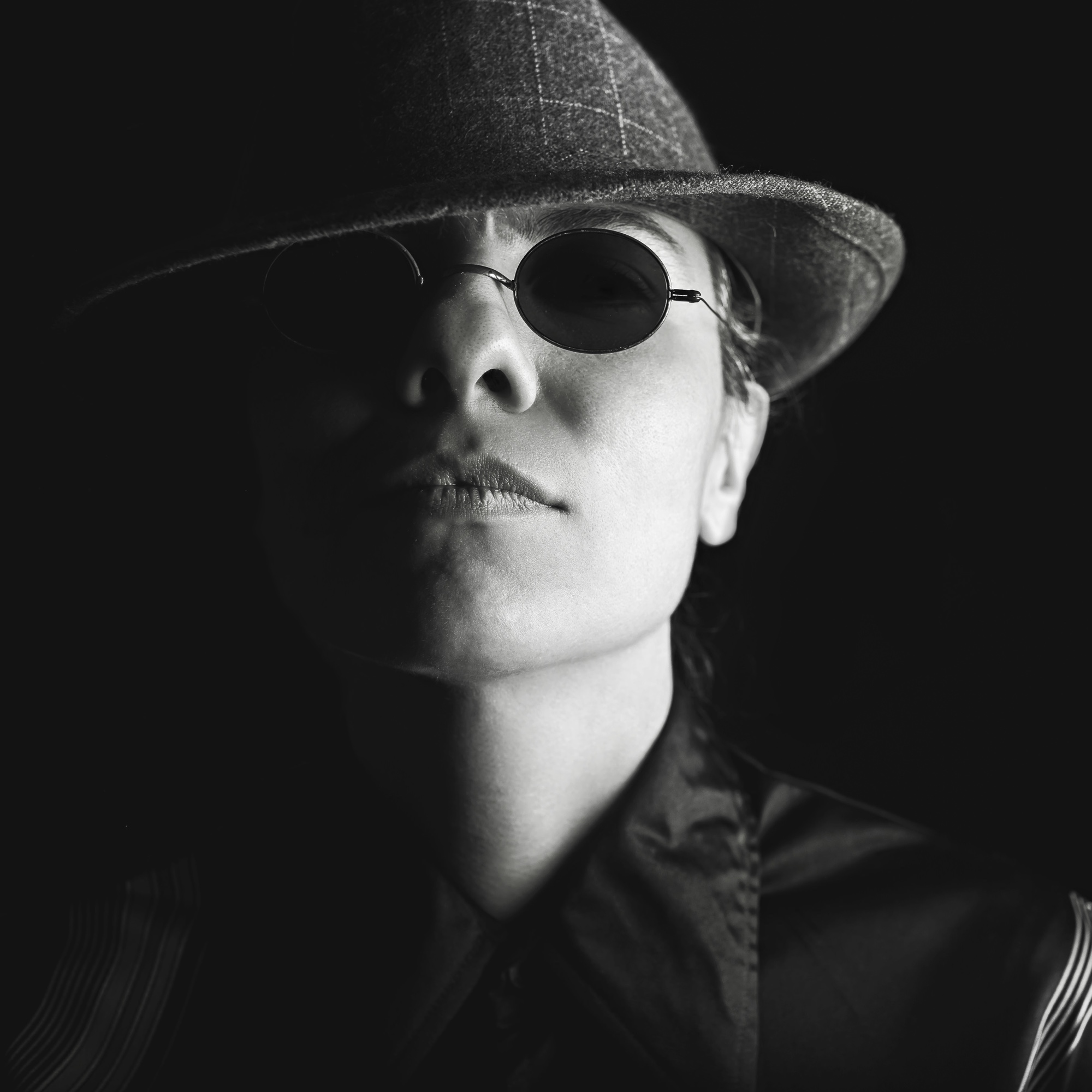 Foto: Privatdetektiv mit Hut und Sonnenbrille