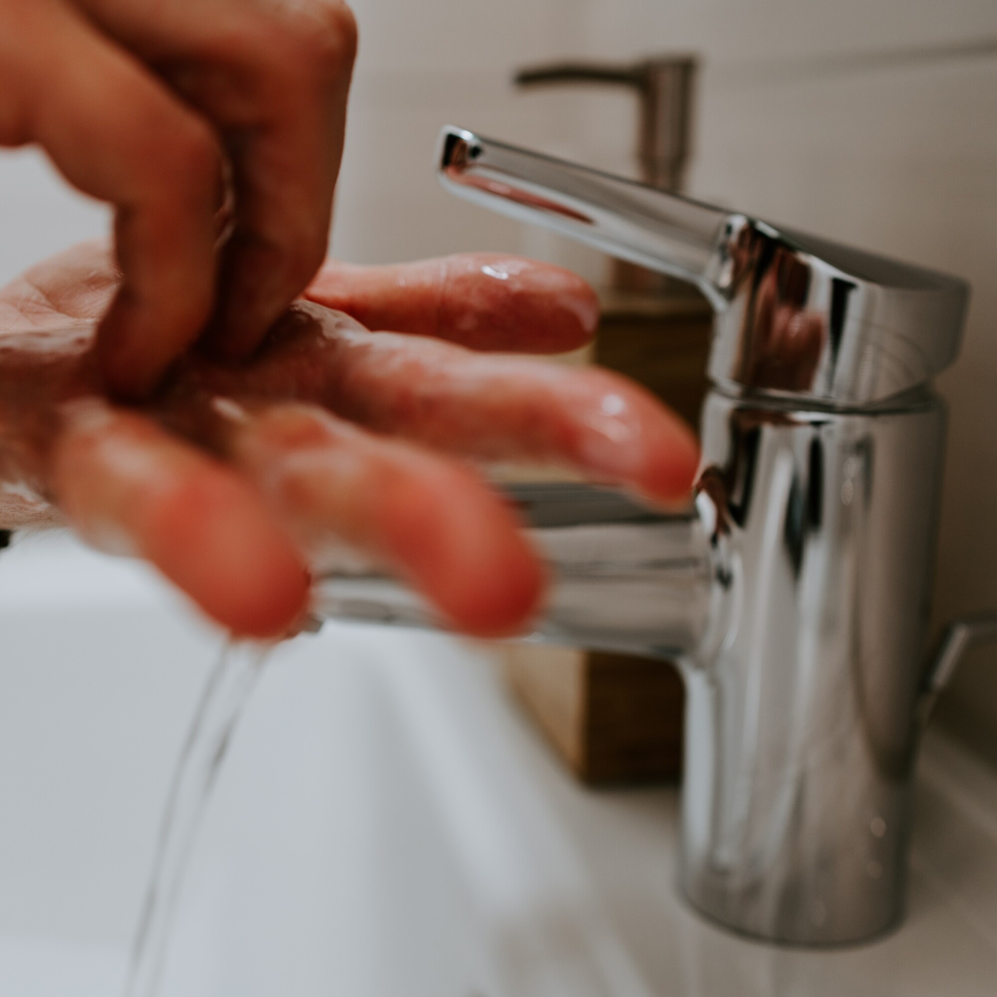 Bild: Gründliches Händewaschen unter fliessendem Wasser