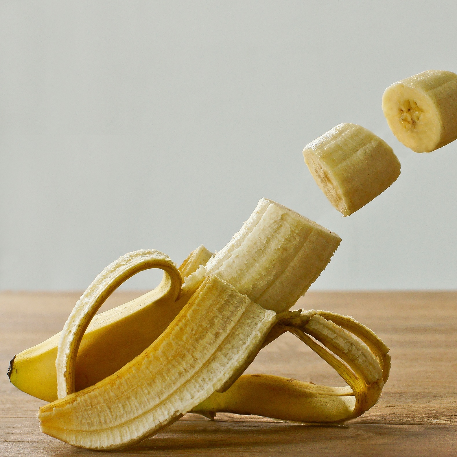 Foto: Teilweise geschälte und geschnittene Banane