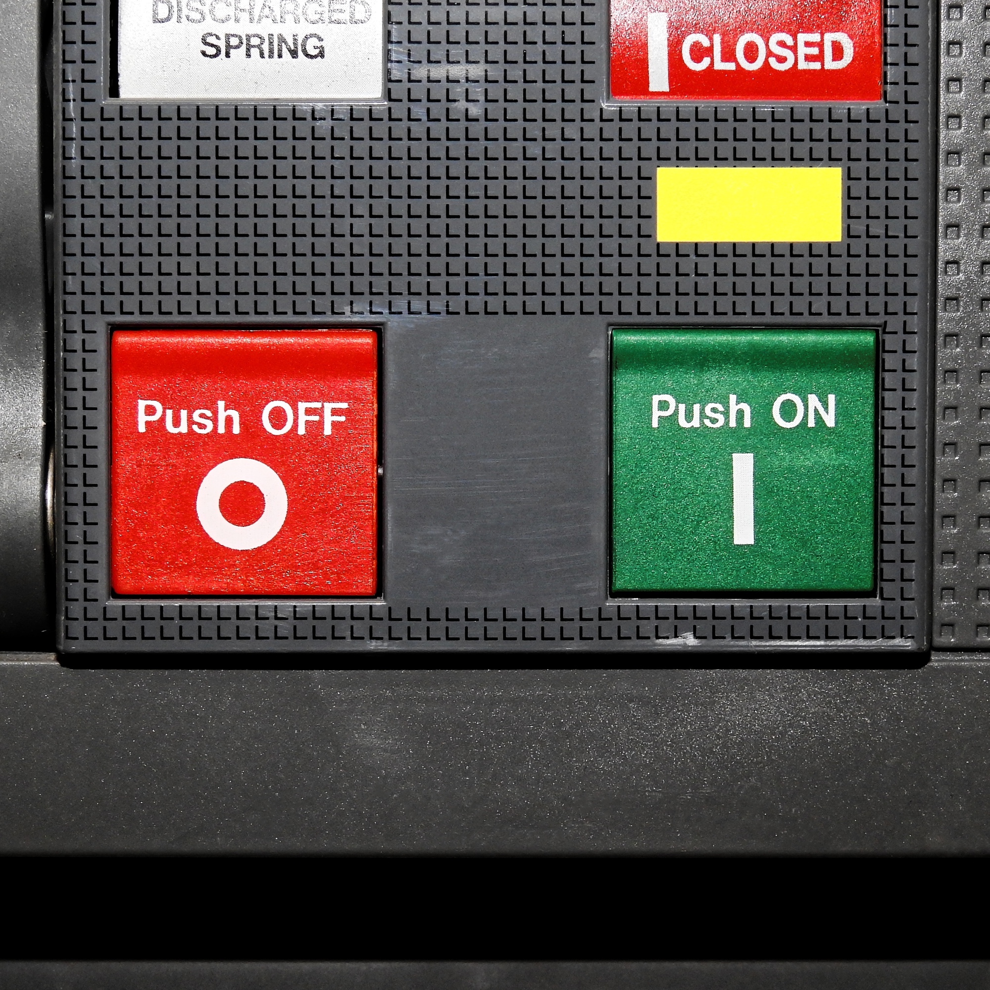 Foto: Roter «Push OFF»-Knopf und grüner «Push ON»-Knopf