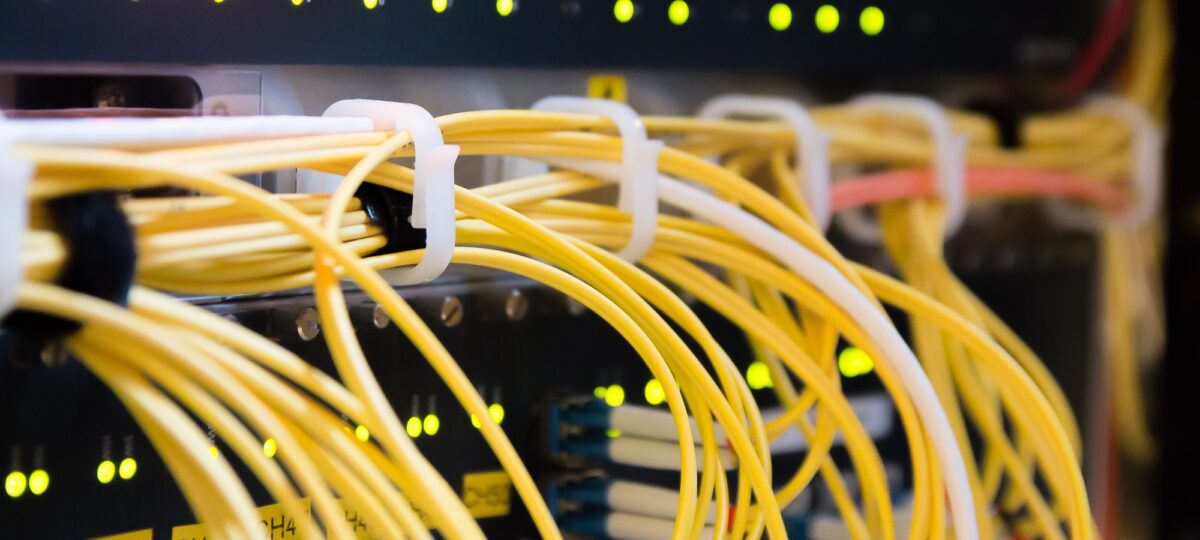 Foto: Netzwerk-Hardware mit gelben Netzwerkkabeln