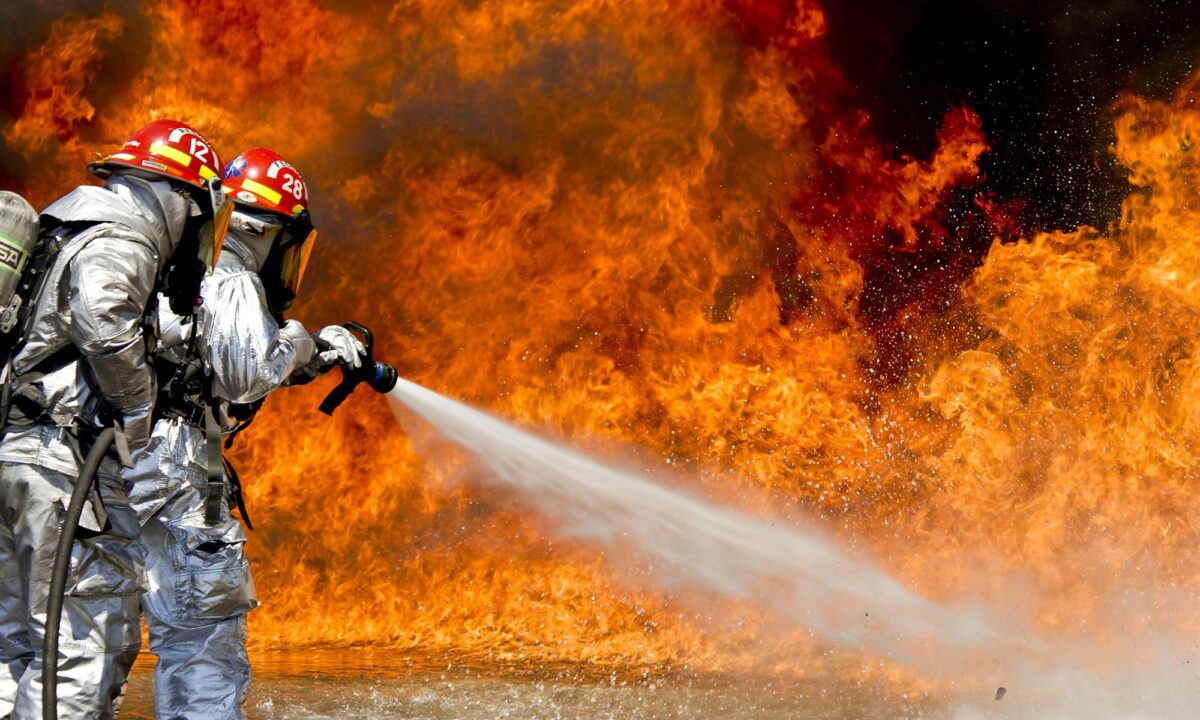 Foto: Feuerwehrleute, die einen Brand löschen