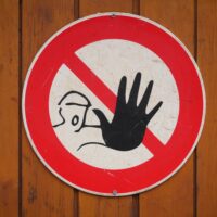 Foto: Warnschild mit Stopp-Handzeichen