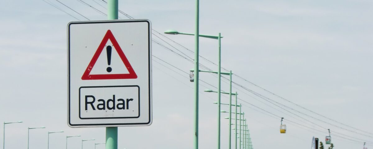 Foto: Verkehrsschild «Vorsicht, Radar»