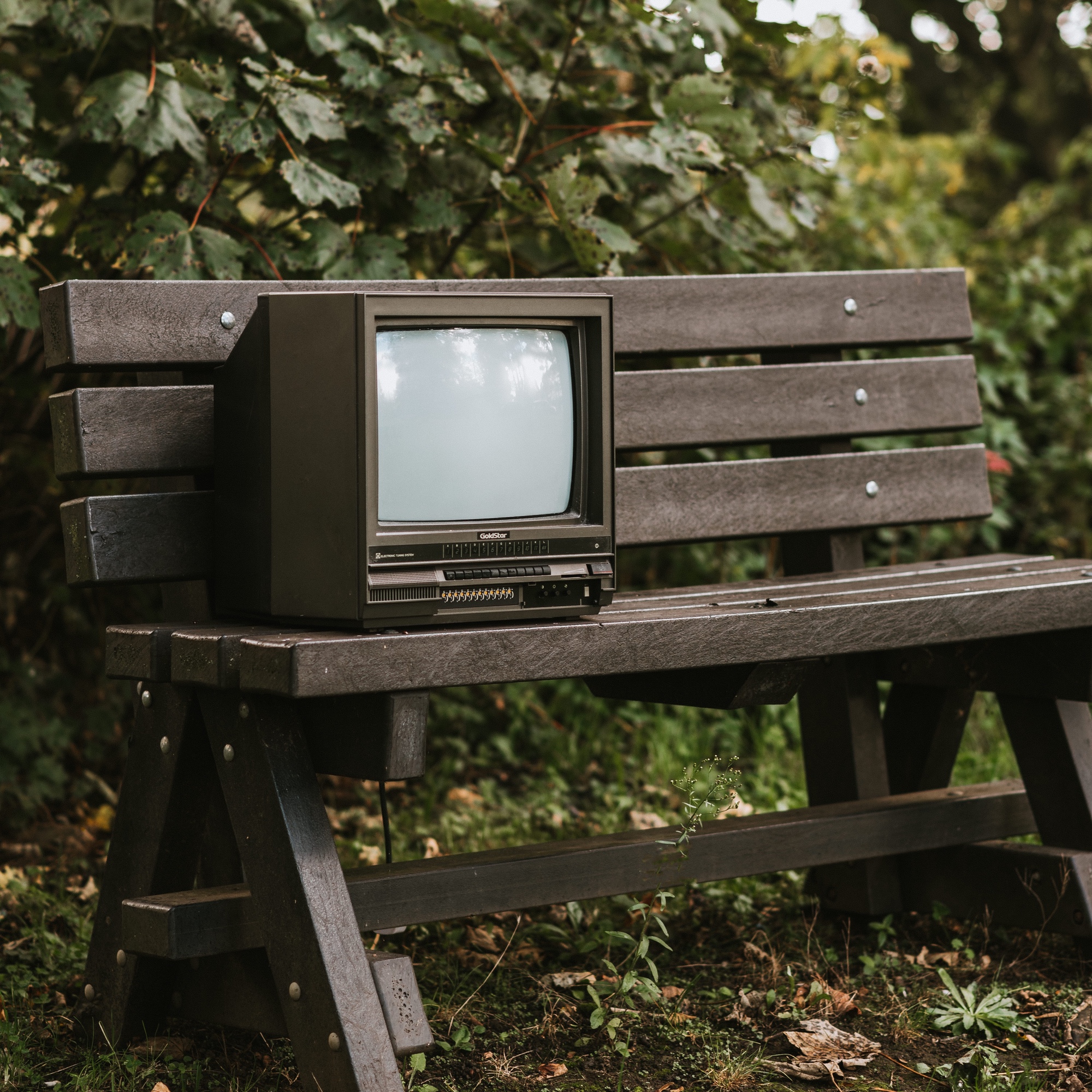 Foto: Altes Fernsehgerät auf einer Parkbank