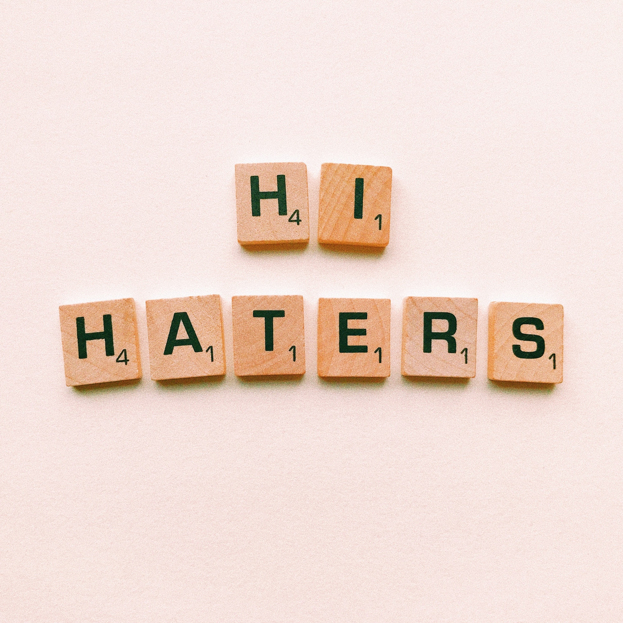 Foto: «HI HATERS» in Scrabble-Buchstaben