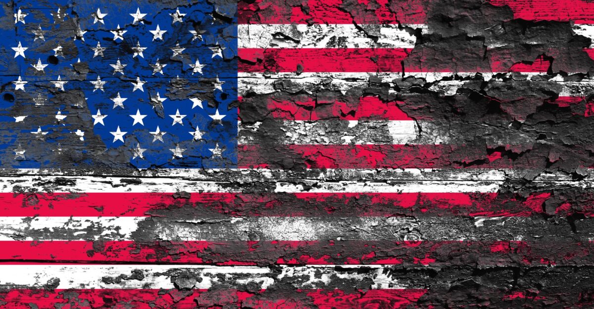 Bild: Amerikanische Flagge in erheblich beschädigtem Zustand