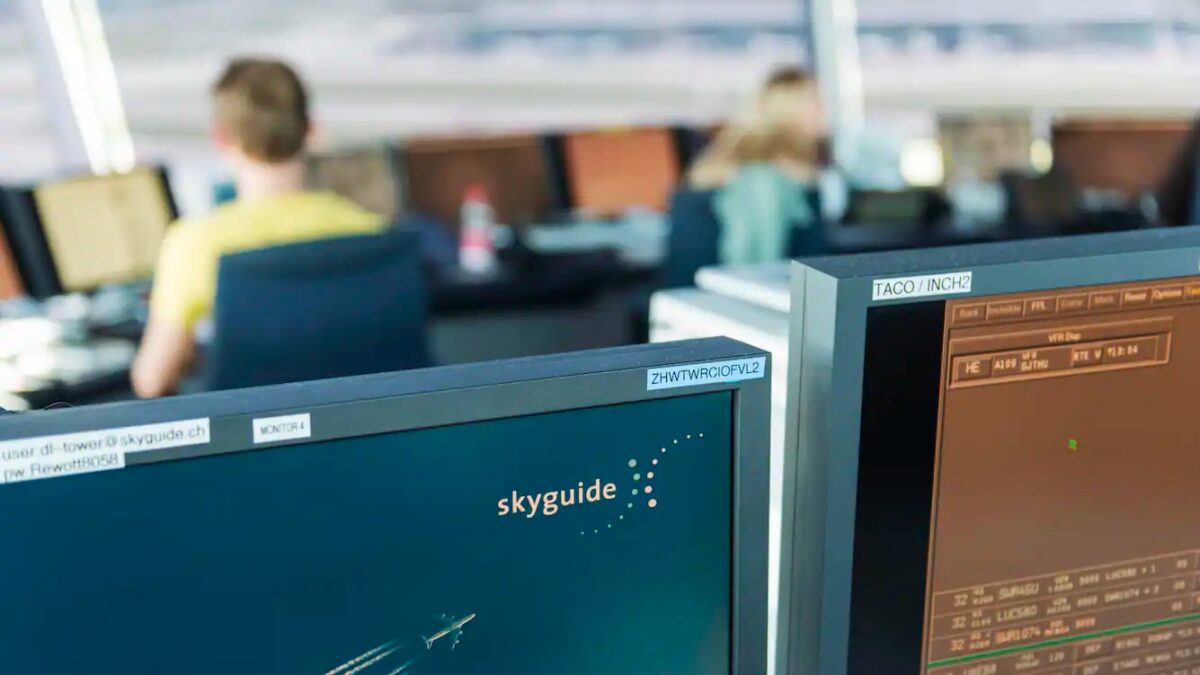 Foto: Bildschirm bei Skyguide im Kontrollturm am Flughafen Zürich mit sichtbaren Zugangsdaten