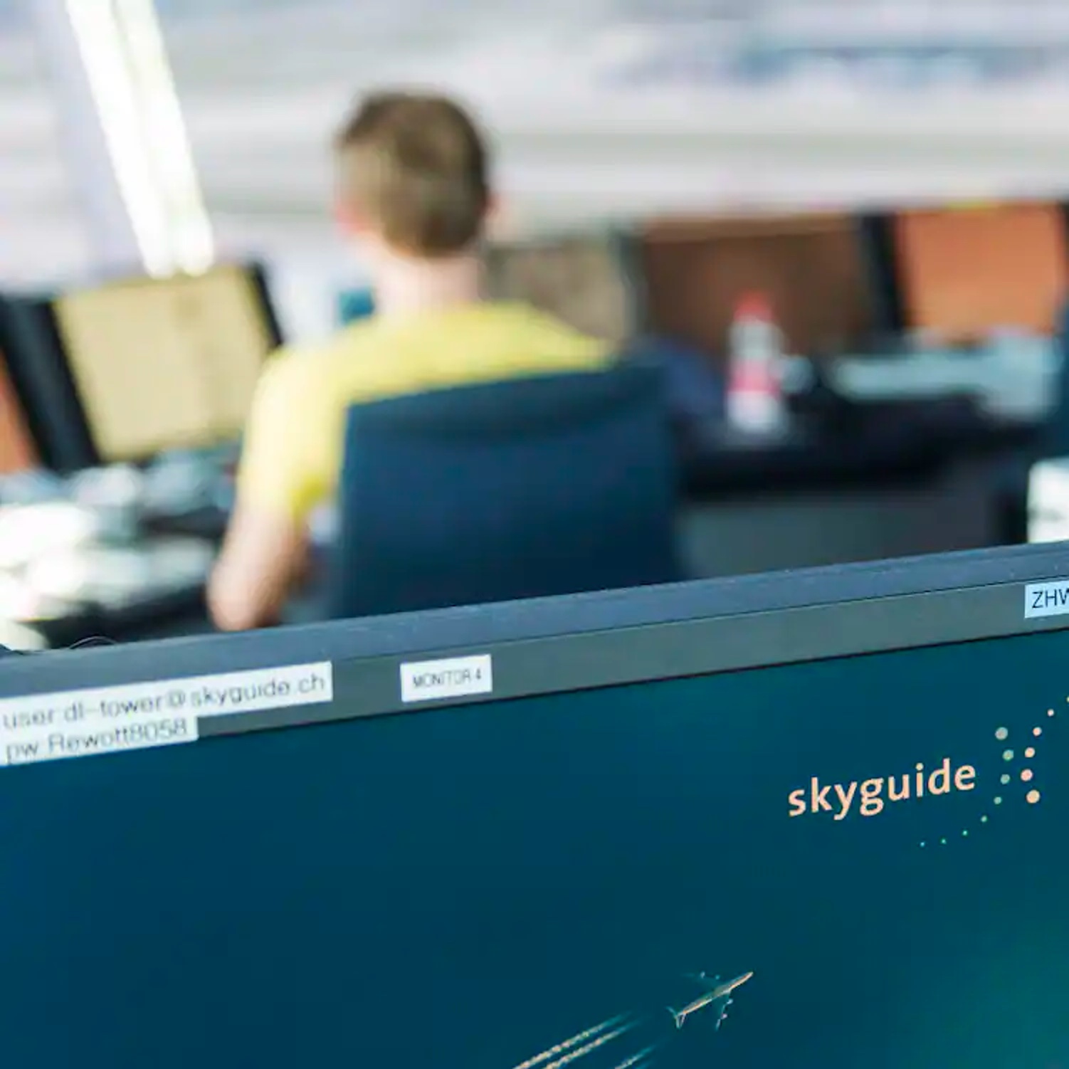 Foto: Bildschirm bei Skyguide im Kontrollturm am Flughafen Zürich mit sichtbaren Zugangsdaten
