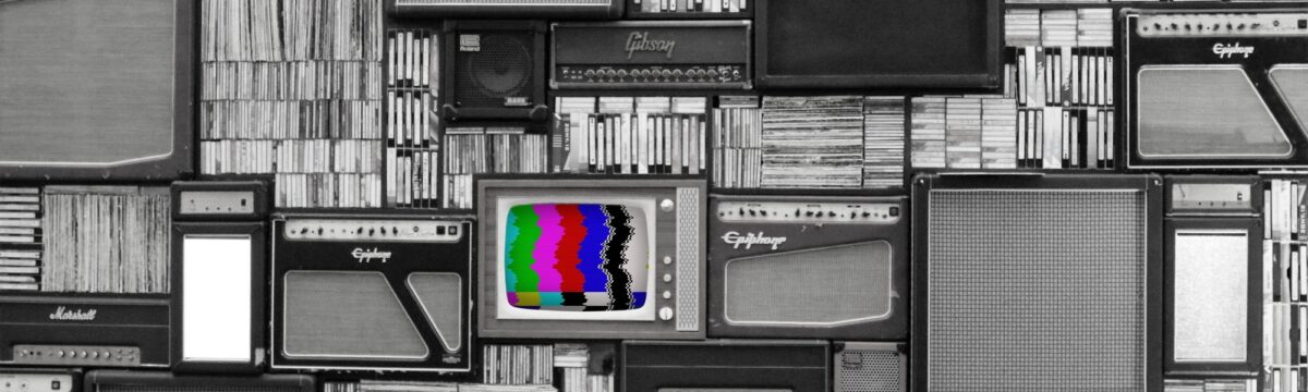 Bild: Alter Fernseher und alte Verstärker aufgehängt an einer Wand