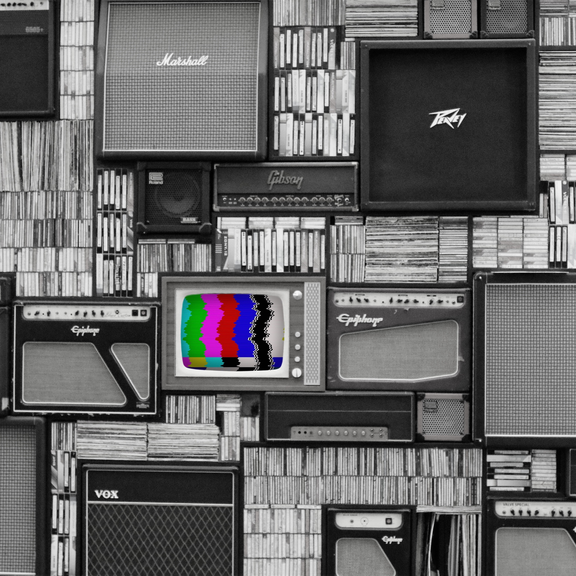 Bild: Alter Fernseher und alte Verstärker aufgehängt an einer Wand