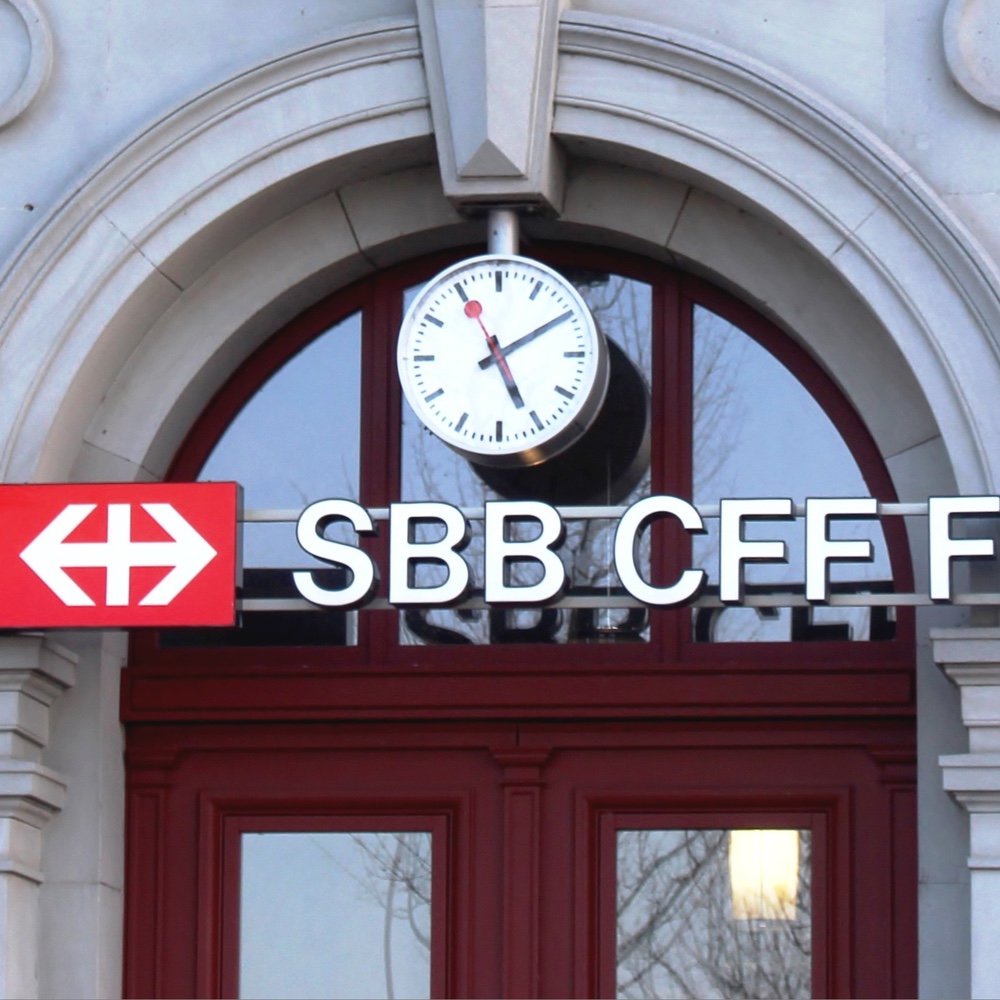 Foto: Eingang zu einem Bahnhof der SBB