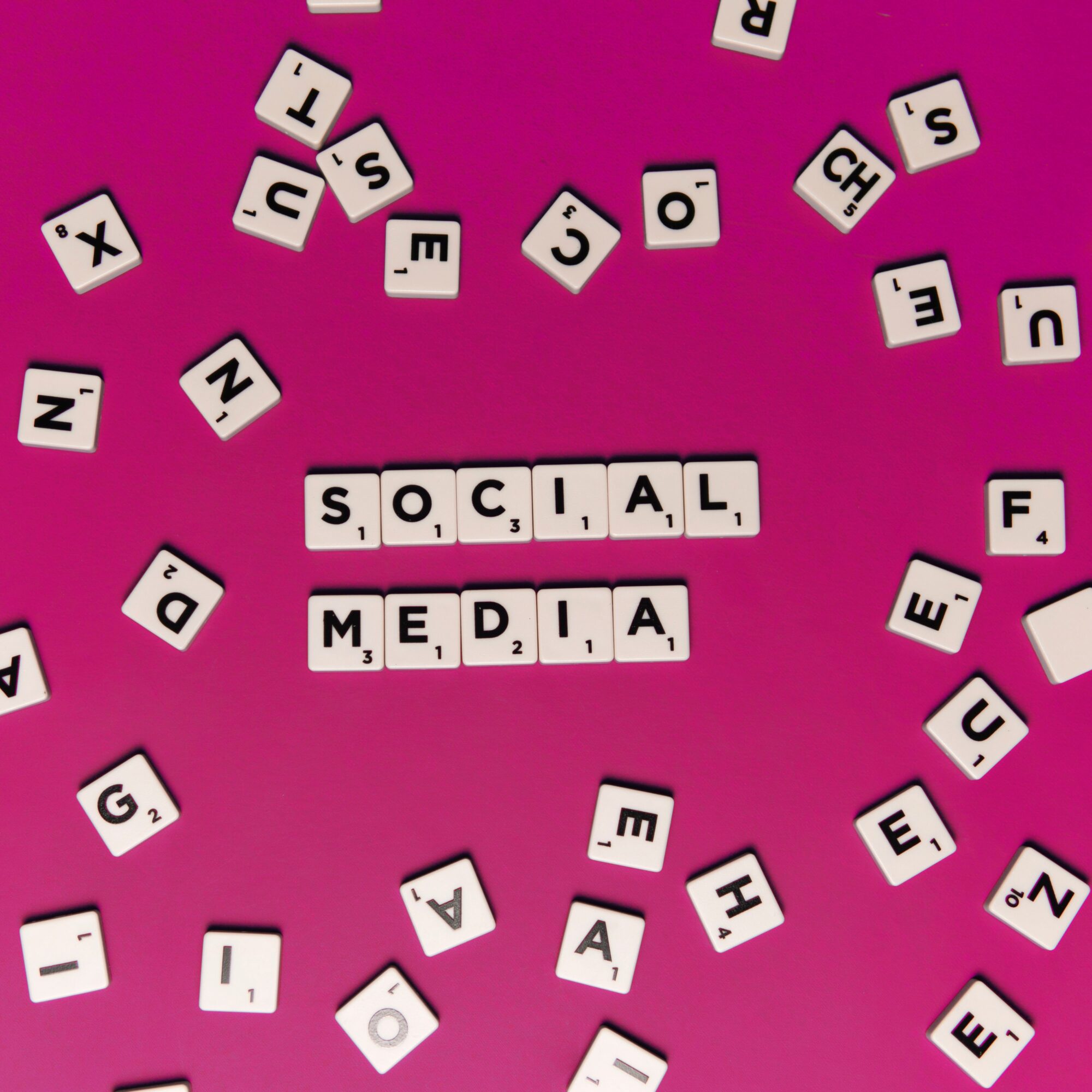 Foto: Wort «SOCIAL MEDIA», gebildet aus Scrabble-Buchstaben