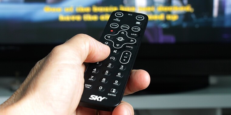 Foto: Hand, die eine Fernseh-Fernsteuerung hält