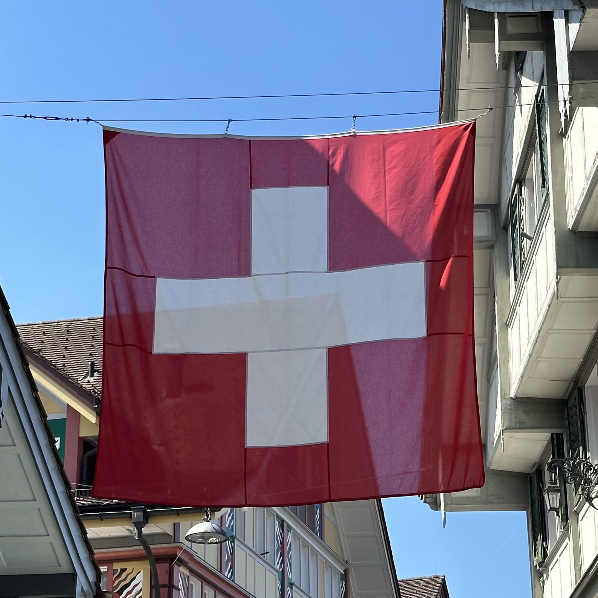 Foto: Schweizer Fahne in der Hauptstrasse im Dorf Appenzell
