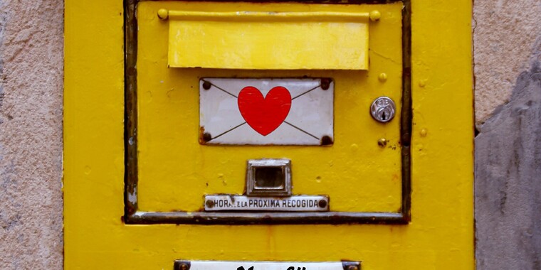Foto: Gelber Briefkasten mit einem roten Herz und der Beschriftung «Nur für Liebesbriefe!»