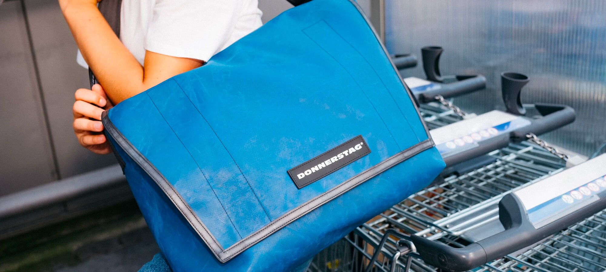 Foto: Blaue Freitag-Tasche mit Aufschrift «DONNERSTAG®»