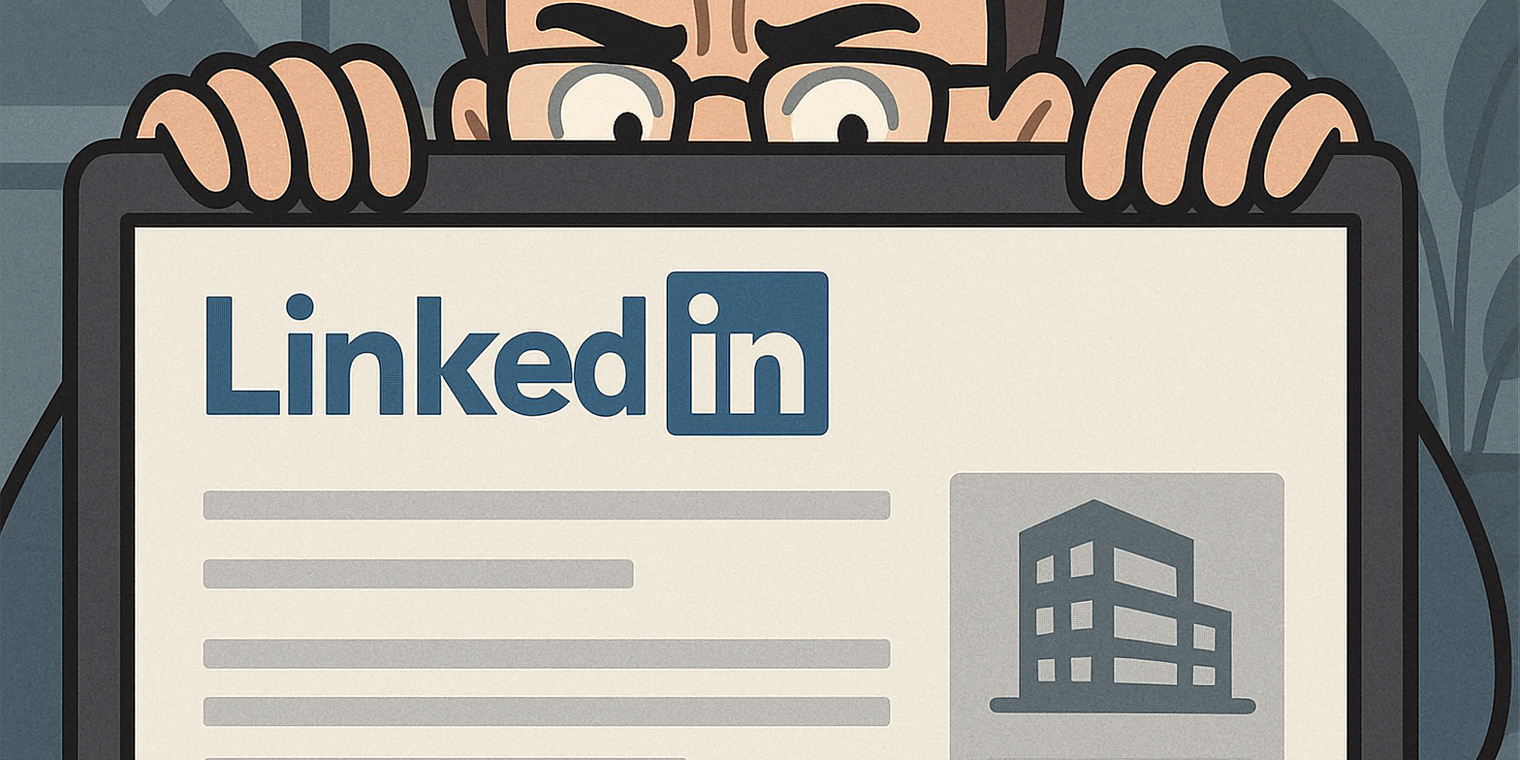 Symbolbild: Ein LinkedIn-Nutzer versteckt sich hinter einem Notebook, auf dessen Bildschirm LinkedIn zu sehen ist (KI-generiert)