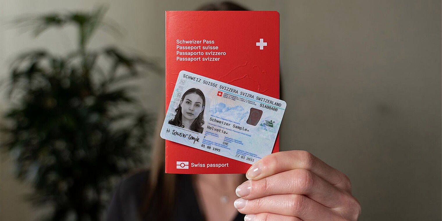 Foto: Schweizer Identitätskarte und Pass