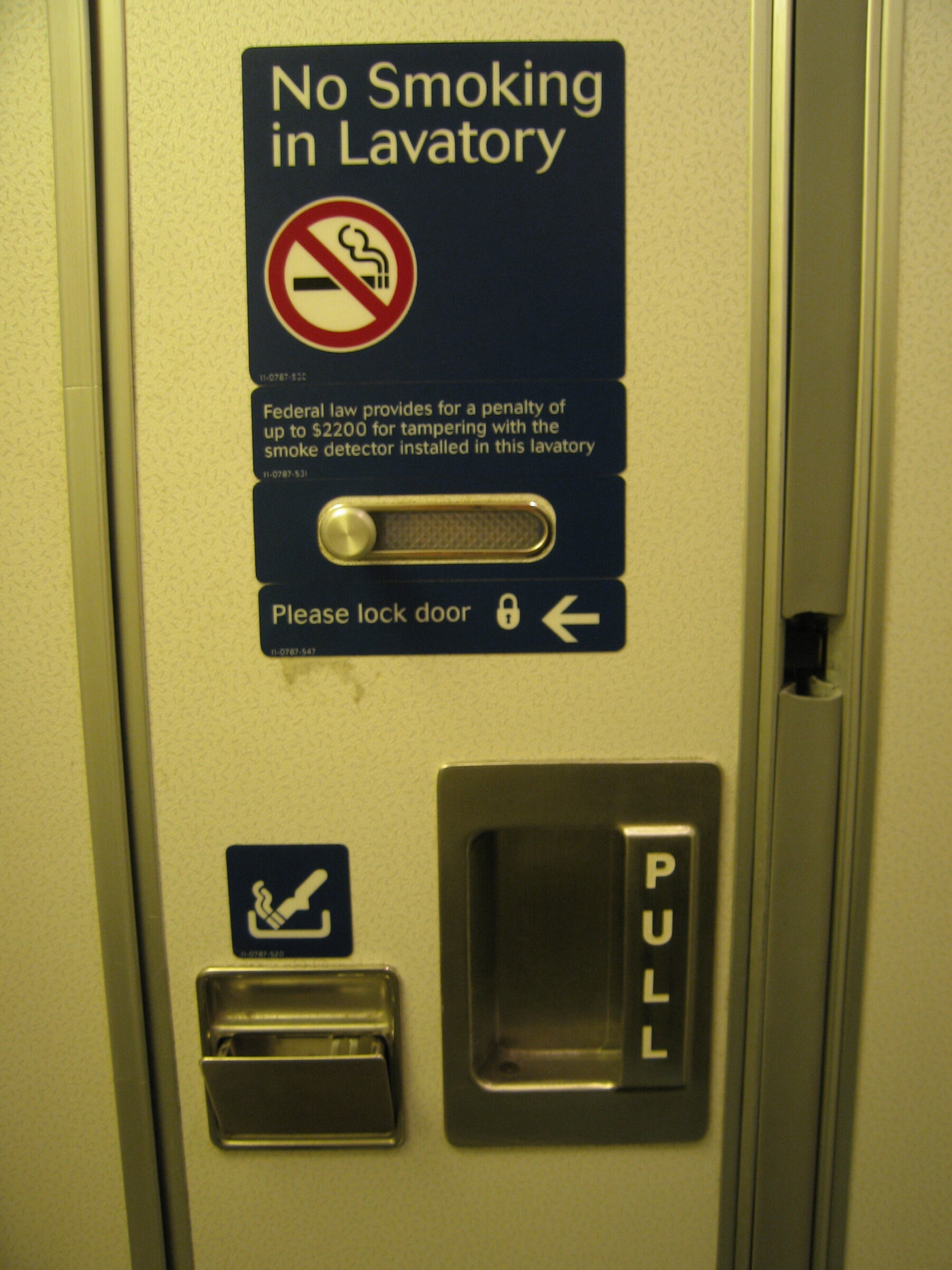 Foto: Aschenbecher und Rauchverbot in der Bordtoilette in einem Verkehrsflugzeug